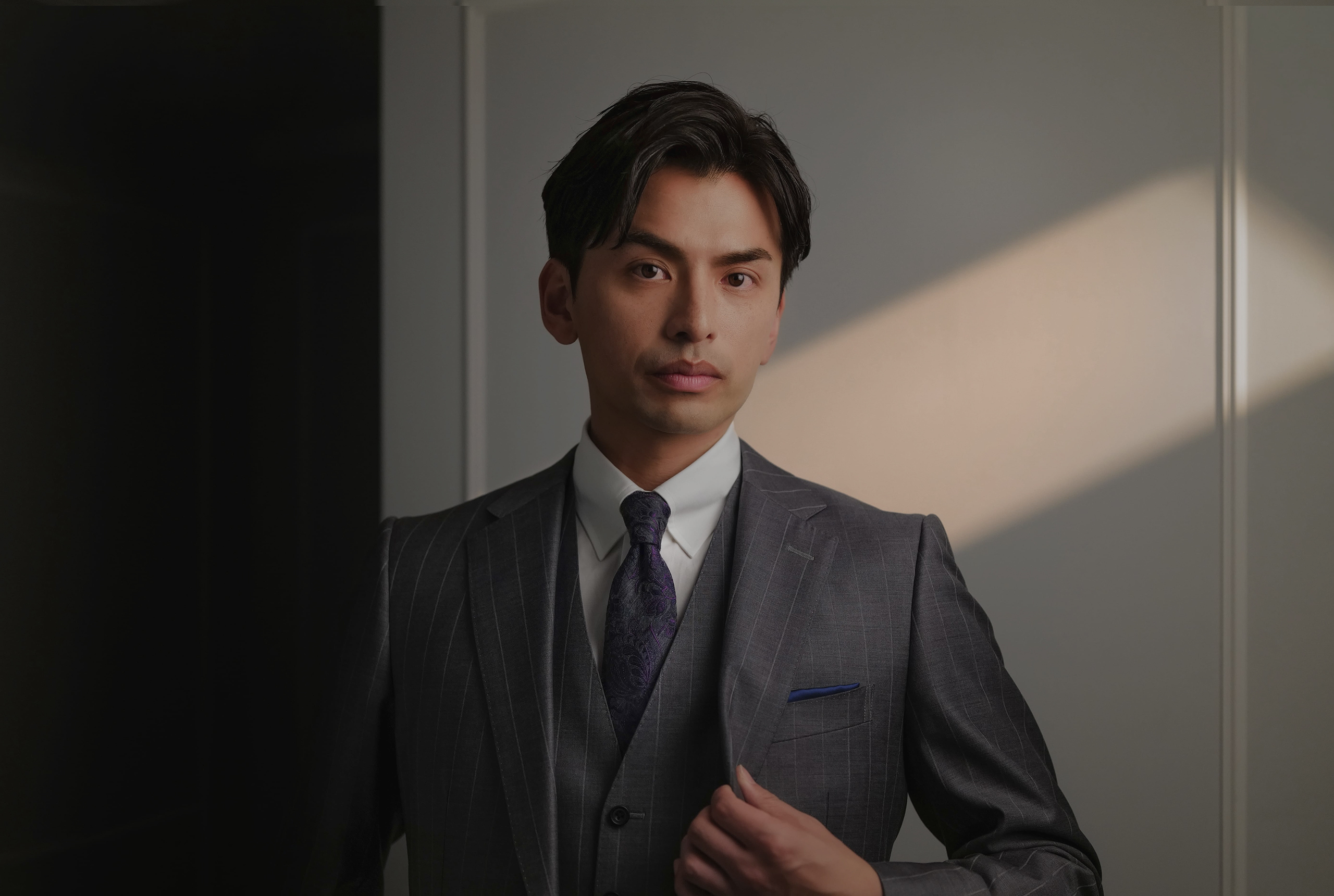 スーツ姿の男性