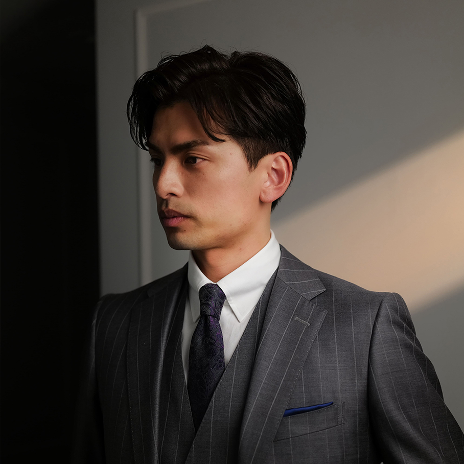 スーツ姿の男性