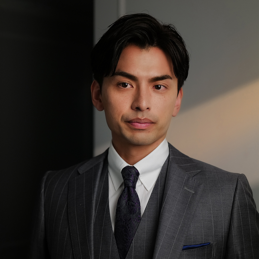 スーツ姿の男性